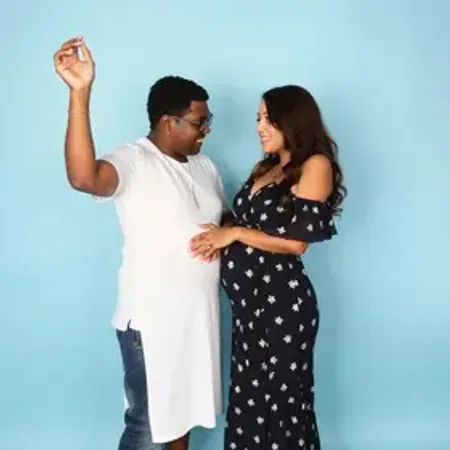 É menino! Endrick e Gabriely Miranda revelam o sexo do bebê em momento de muita alegria